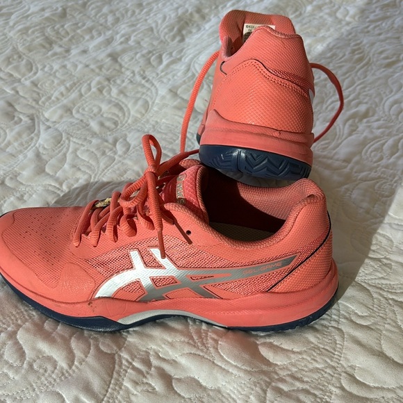 ASICs sport shoes. - Picture 4 of 9